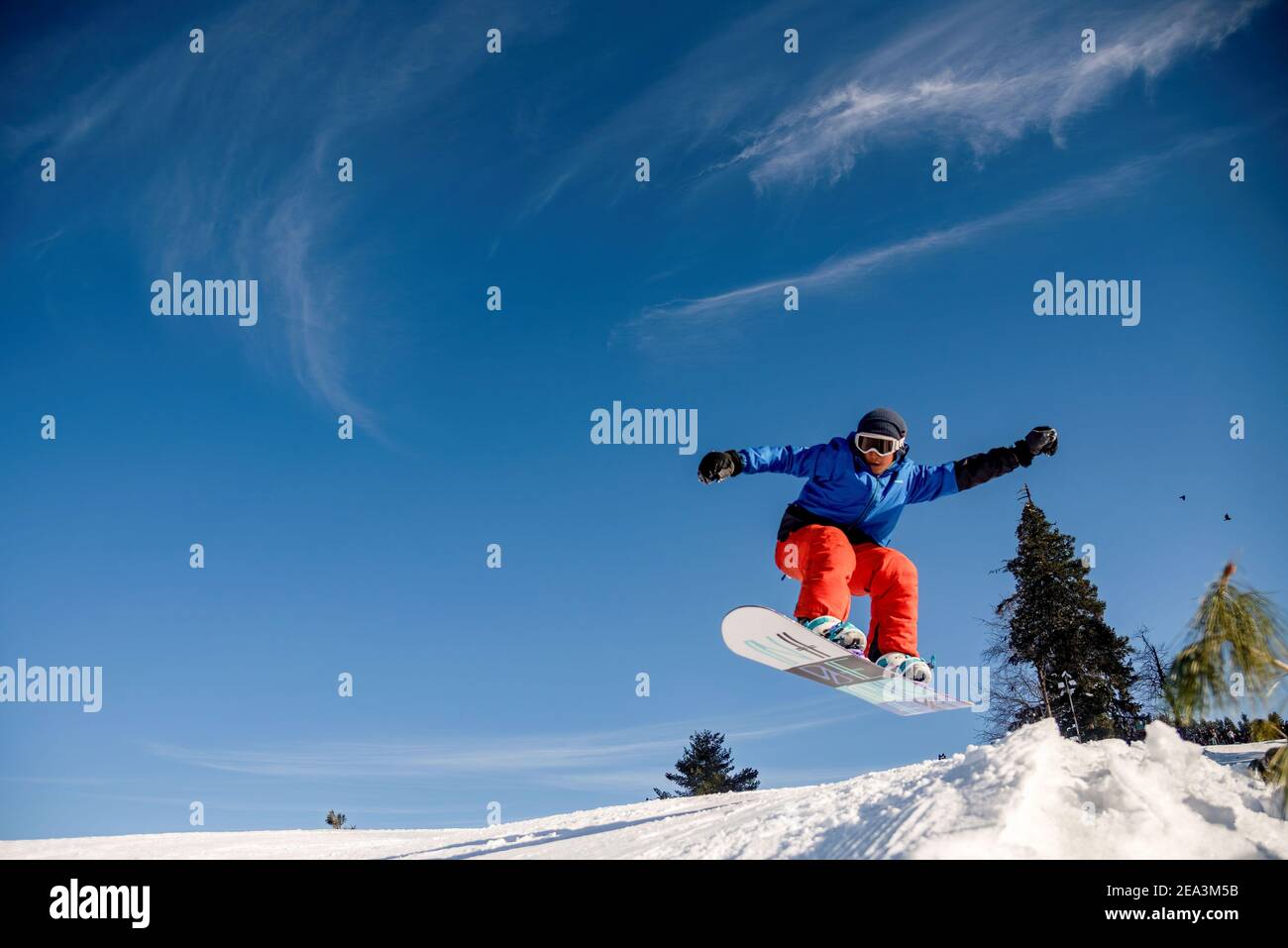 Le ski et le patinage au Jammu-et-Cachemire sont les activités les plus  populaires en hiver parmi les touristes nationaux et internationaux. La  saison des sports d'hiver commence juste après Noël et dure