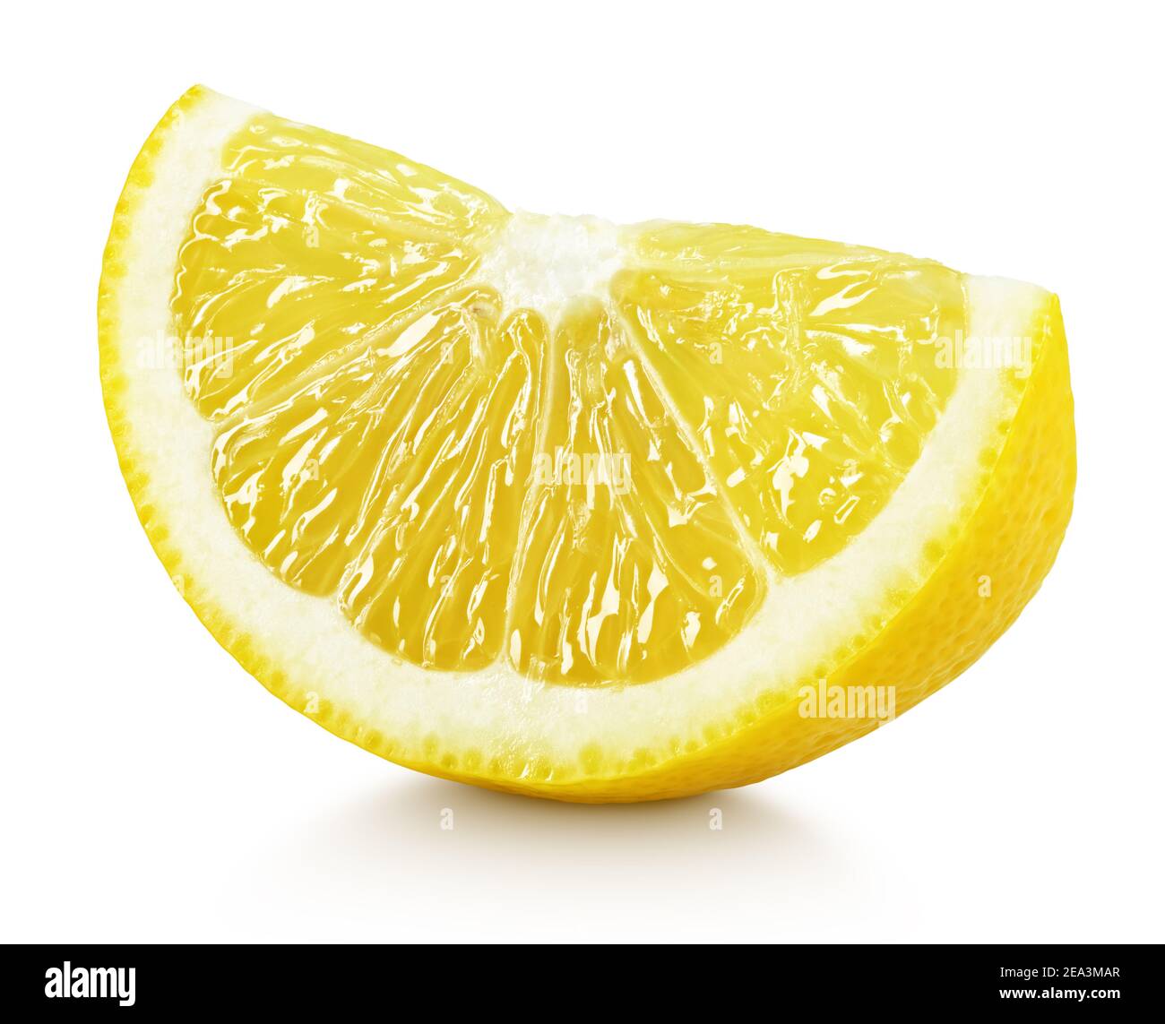 Tranche mûre de citron jaune agrumes isolée sur blanc arrière-plan avec masque Banque D'Images