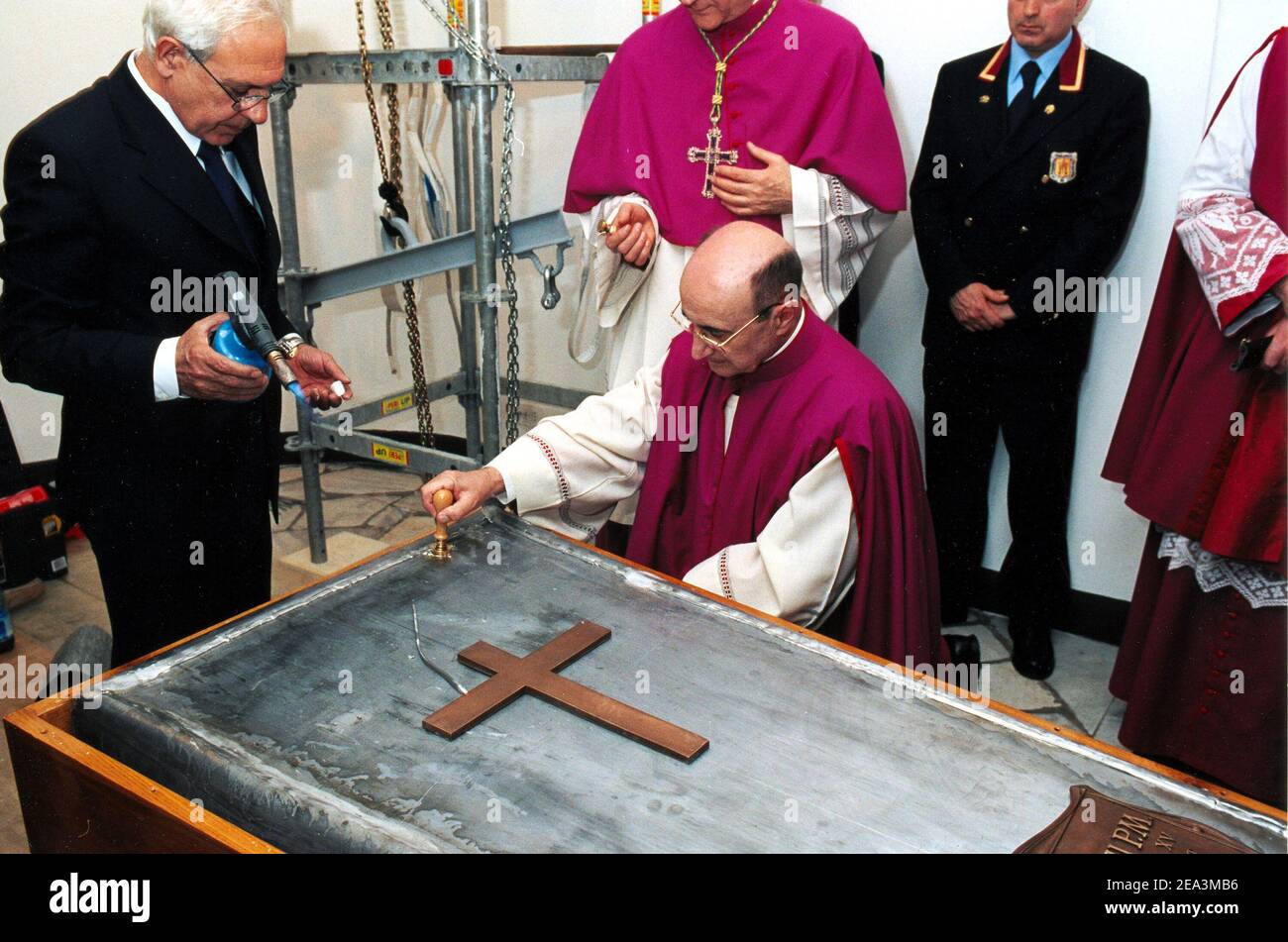 Funérailles de Jean-Paul II : Prelaes se préparent à souder le cercueil de  zinc du regretté Pape Jean-Paul II avant l'enterrement dans les grottes  sous la Basilique Saint-Pierre, au Vatican, le vendredi
