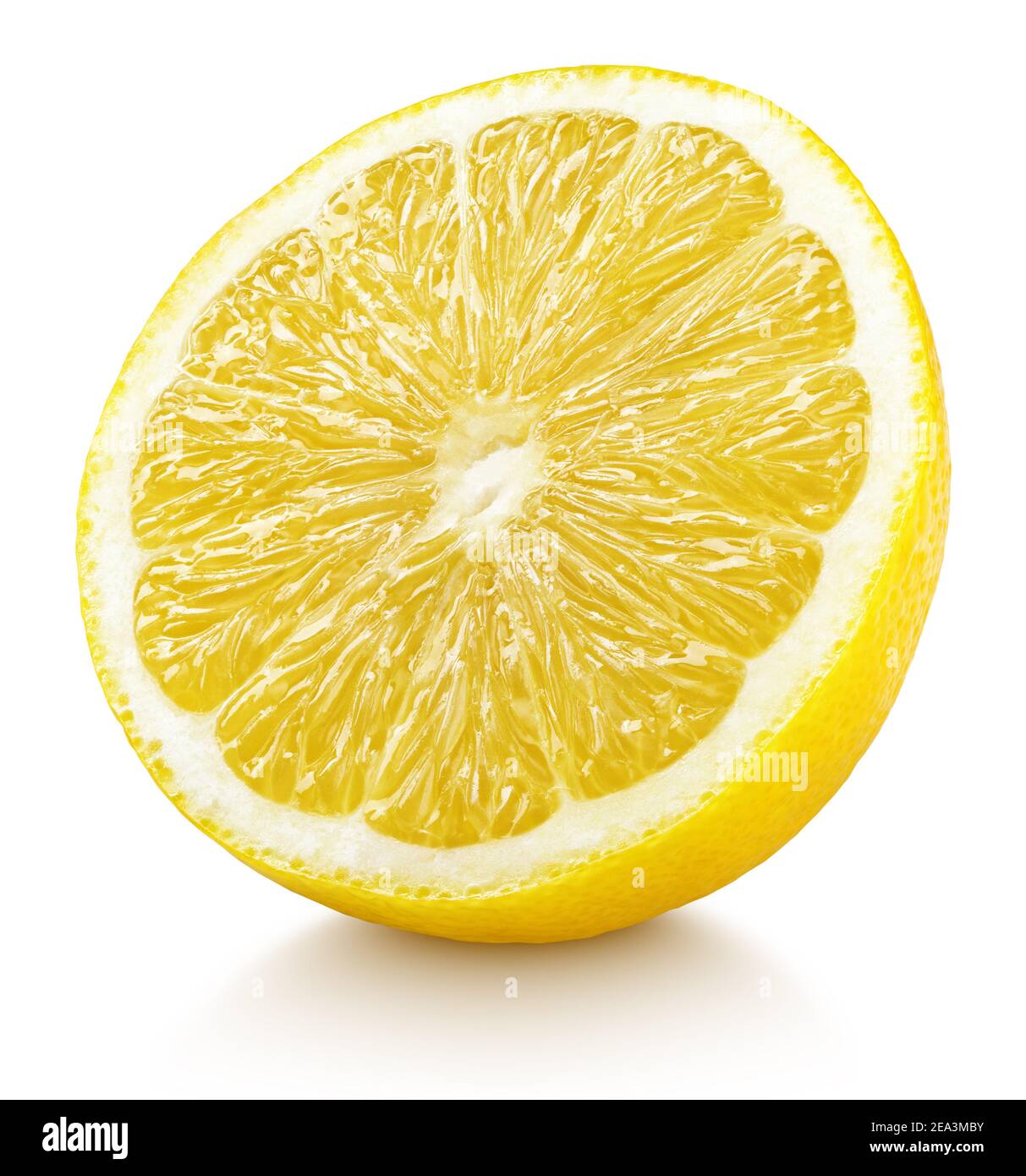 Moitié mûre de citron jaune agrumes isolés sur blanc arrière-plan avec masque Banque D'Images