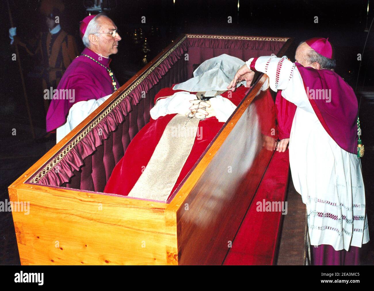 8 APRIL2005. ROME VATICANfunérailles de Jean-Paul II : l'archevêque  Stanislaw Dsiwisz, à droite, place un voile blanc sur le visage du regretté  Pape Jean-Paul II, comme l'observe l'archevêque Piero Marini, avant de