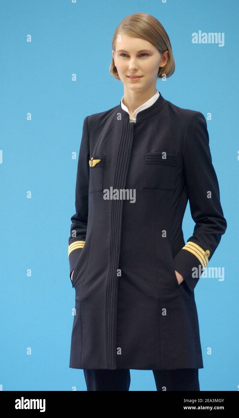 Présentation du nouvel uniforme Air France conçu par Christian Lacroix lors  d'un spectacle au Palais de Tokyo à Paris, France, le 1er avril 2005. Photo  de Giancarlo Gorassini/ABACA Photo Stock - Alamy
