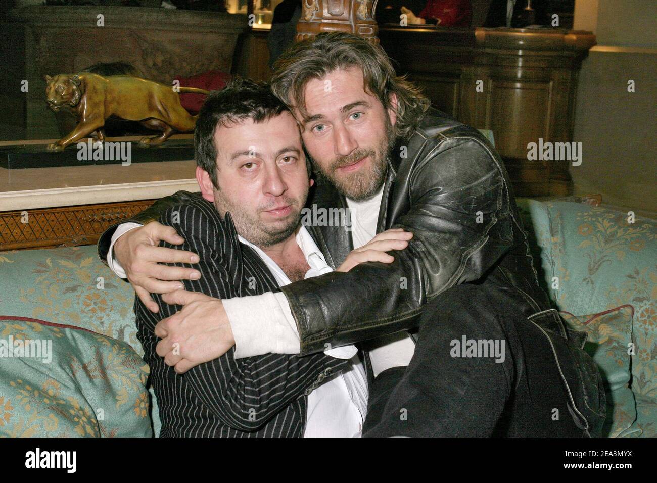 L'acteur canadien Roy Dupuis et l'acteur français Michel Muller posent pour le film 'c'est pas moi !... c'est l'autre' à l'hôtel Marriot à Paris, France, le 03 avril 2005. Photo de Benoit Pinguet/ABACA. Banque D'Images