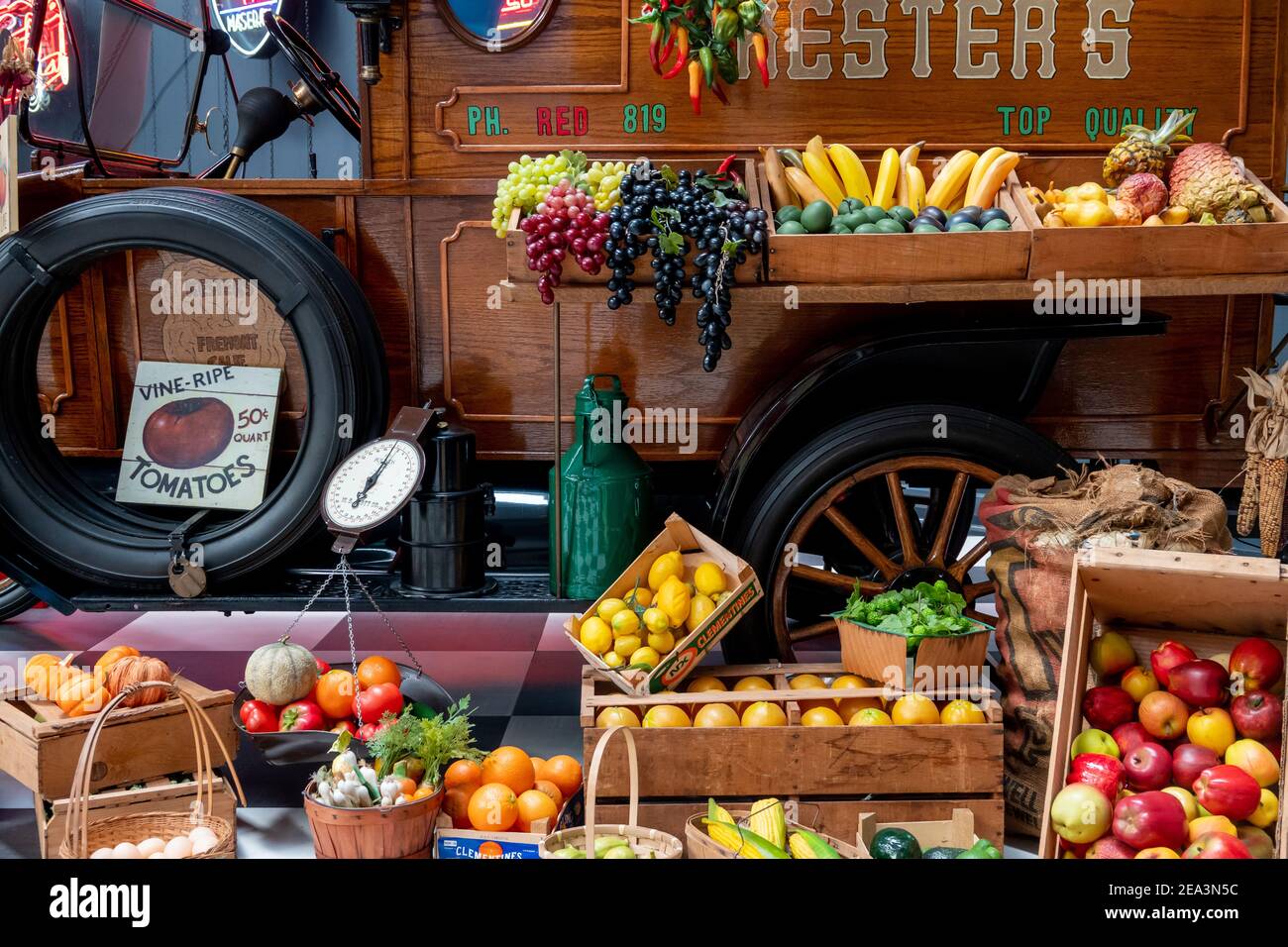 La zone de vente de fruits et légumes vintage est exposée derrière le camion Au musée de Key Banque D'Images