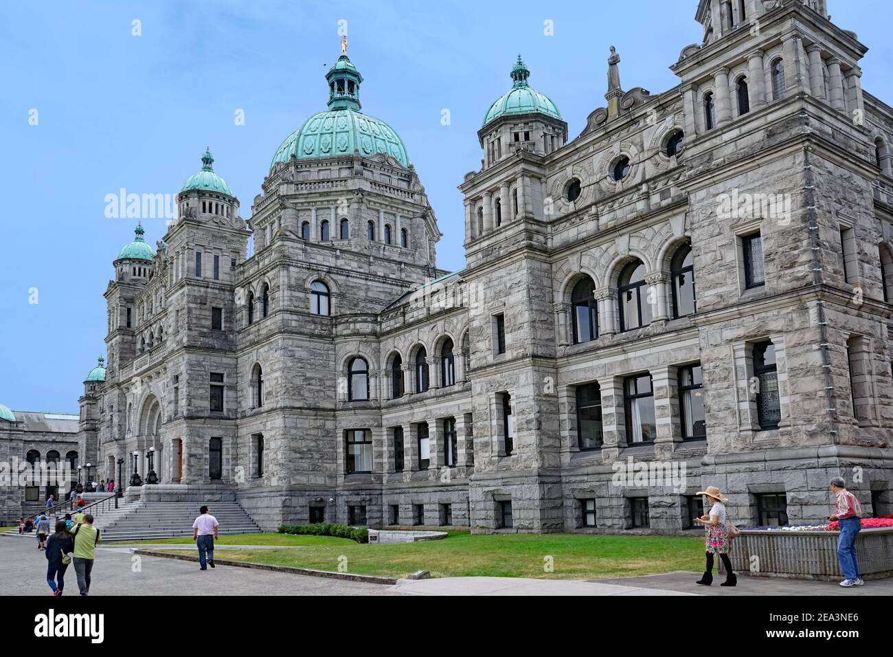 Victoria, C.-B., Canada - les visiteurs marchent devant l'édifice du Parlement provincial de style baroque de la Colombie-Britannique, dans la CA Banque D'Images