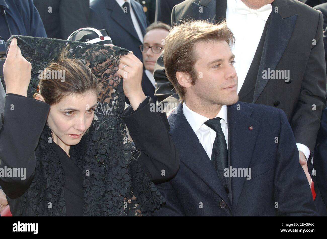 Le prince Emmanuel Philibert et la princesse Clotilde de Savoie assistent aux funérailles du pape Jean-Paul II, qui se joignent à plus de deux millions de coursiers, dont des courtiers en royalties et en pouvoirs politiques, sur la place Saint-Pierre à la Cité du Vatican, le vendredi 8 avril 2005. Photo d'Abd Rabbo-Nebinger-Zabulon/ABACA. Banque D'Images