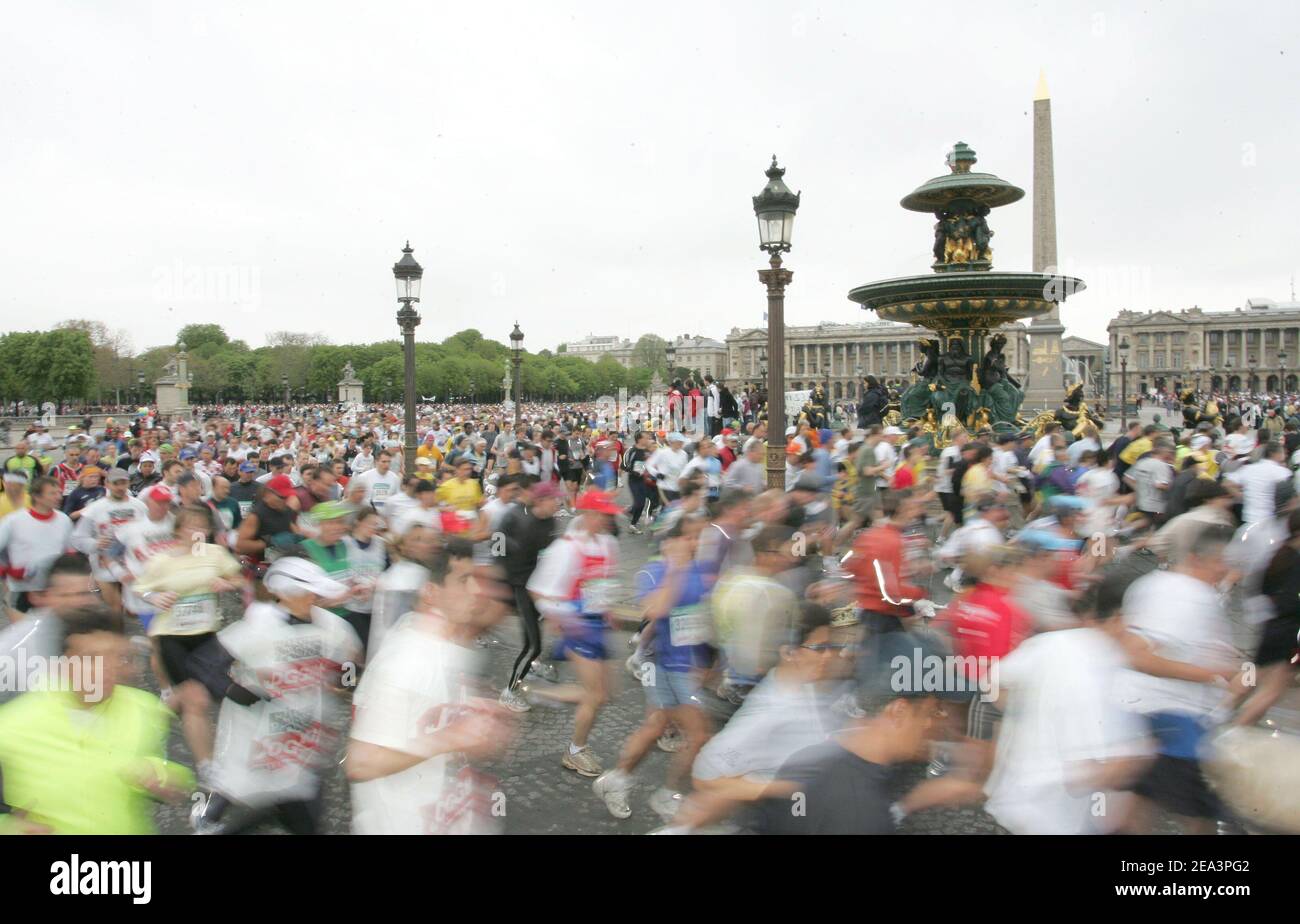 Atmosphère au Marathon de Paris, France, le 10 avril 2005. Photo de Laurent Zabulon/CAMELEON/ABACA. Banque D'Images