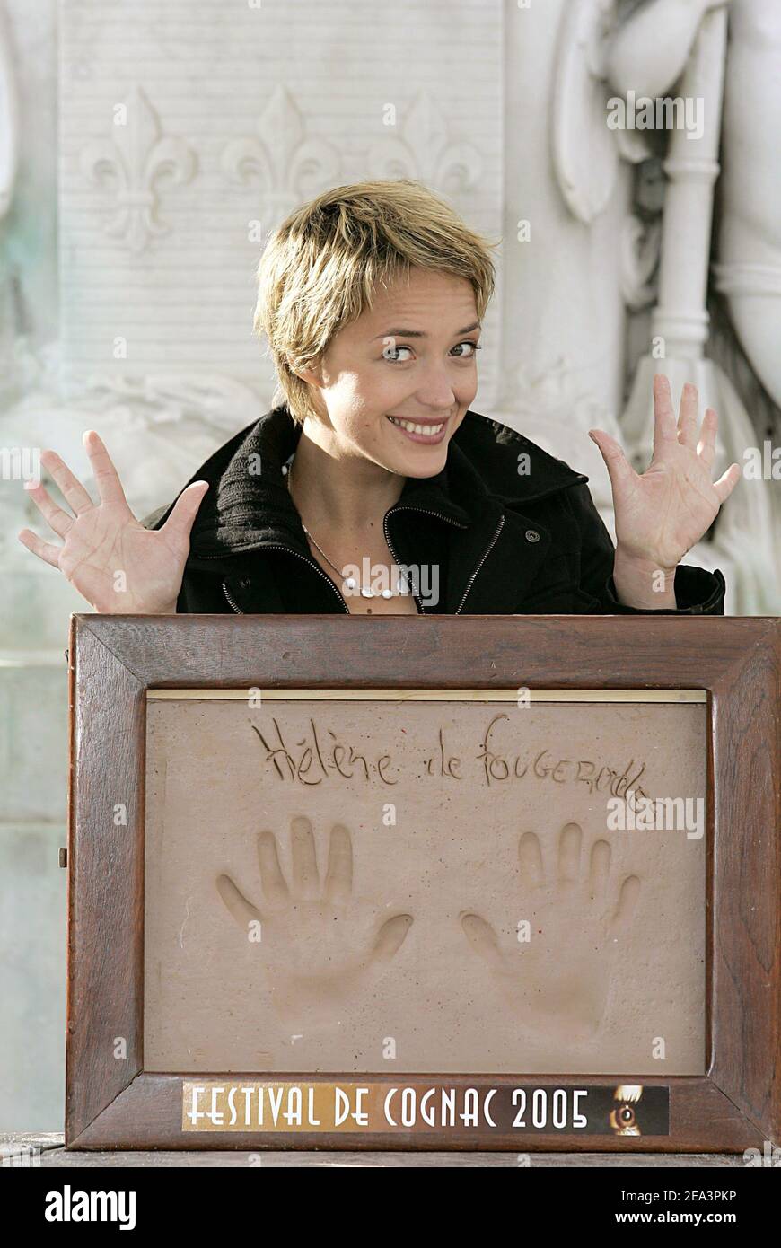l-actrice-fran-aise-helene-de-fougerolles-pose-avec-ses-empreintes-de