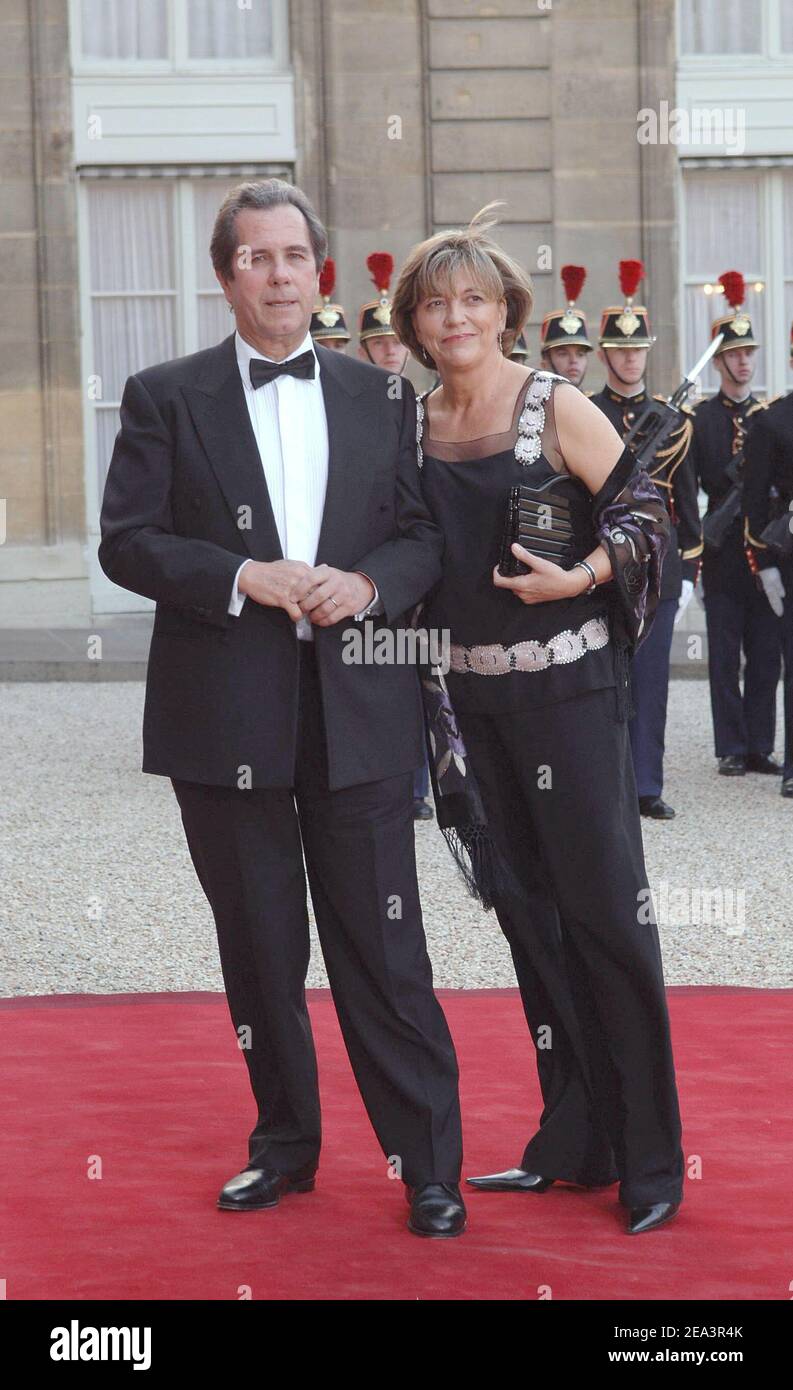 Jean Louis Debre et sa femme Anne-Marie arrivent au palais de l'Elysée le  11 avril 2005 pour un dîner d'État en honneur du président portugais Jorge  Sampaio et de sa femme Maria
