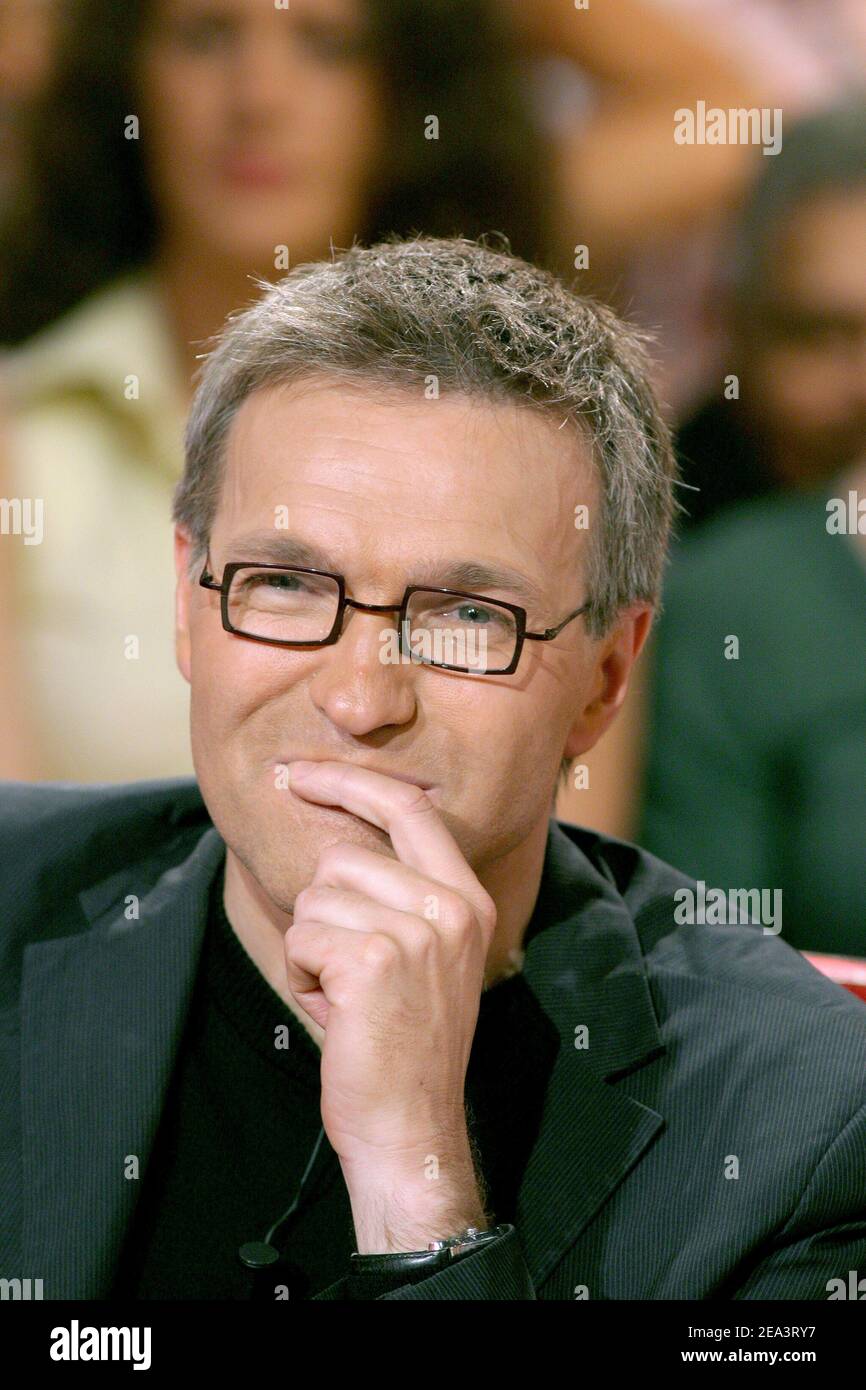 Laurent Ruquier, présentateur de télévision française, participe au talk show de Michel Drucker, vivre Dimanche enregistré au Studio Gabriel à Paris, France, le 13 avril 2005. Photo de Jean-Jacques Datcary/ABACA. Banque D'Images