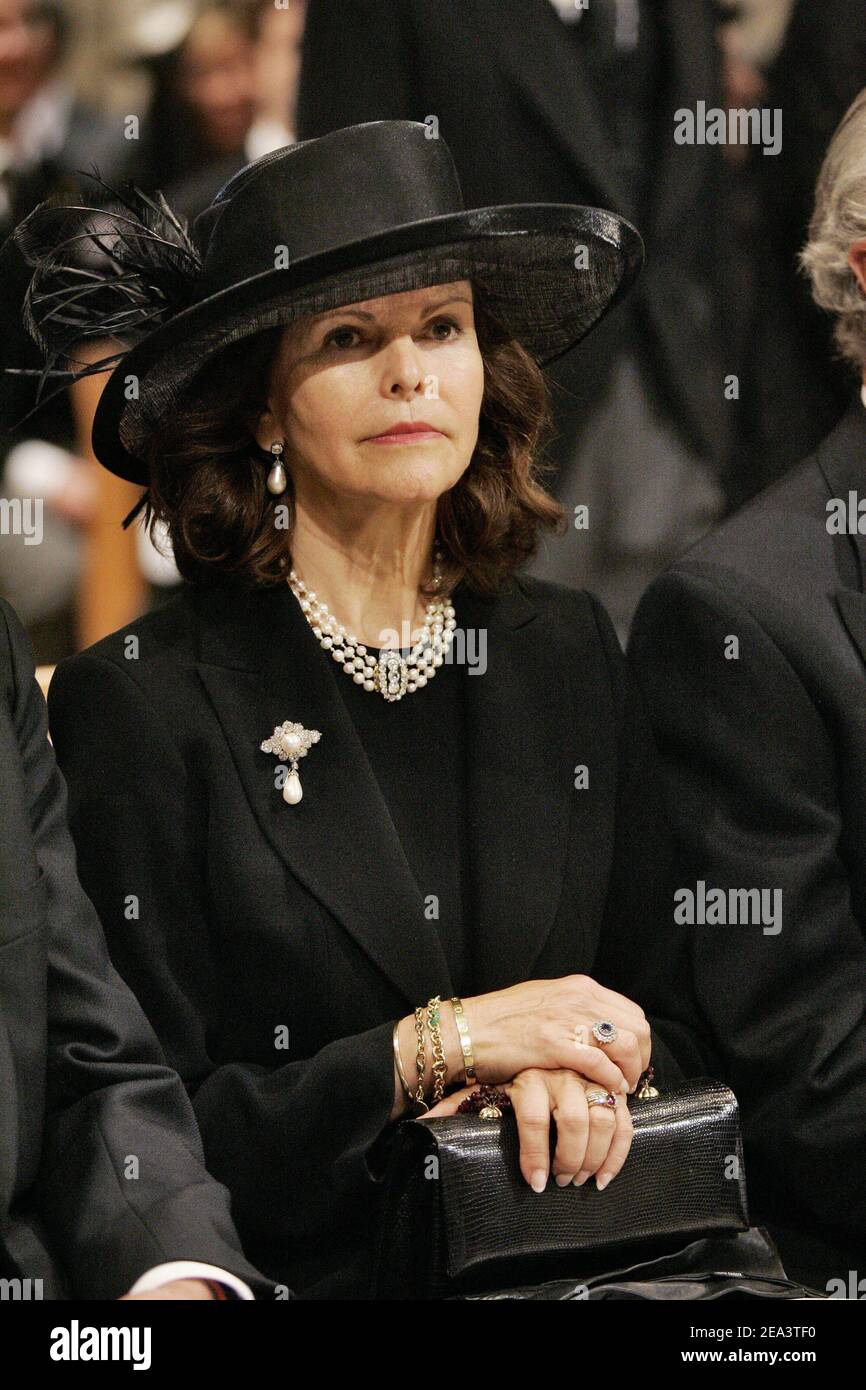 La reine Silvia de Suède pendant les funérailles du prince Rainier III à la cathédrale Saint Nicolas de Monaco le 15 avril 2005. Photo par PISCINE/ABACA. Banque D'Images