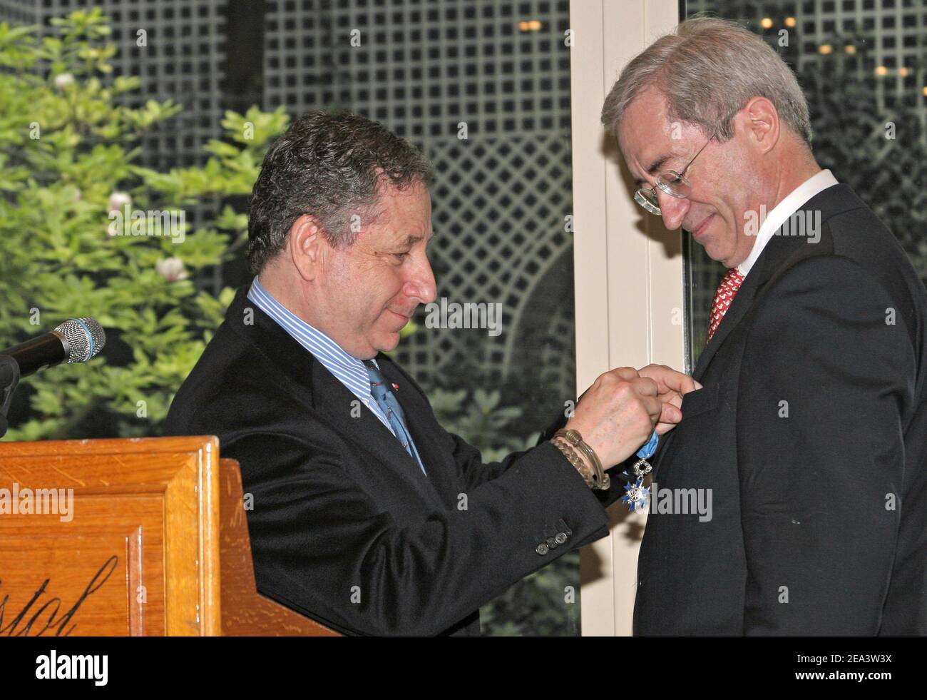 Jean Todt, directeur de l'équipe Ferrari, remet à Jean-Louis Souman,  directeur de l'hôtel Bristol la médaille de l'officier à l'ordre National  du merite à Paris, France, le 16 avril 2005. Photo de