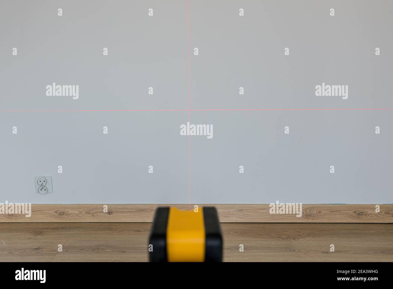 Le laser électronique affiche le niveau et le fil à plomb sur le mur Banque D'Images