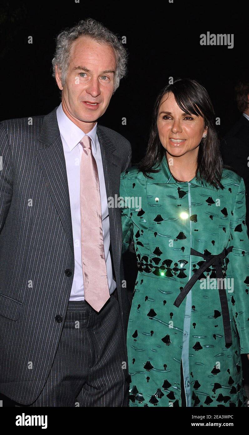 John McEnroe et son épouse Patty Smyth arrivent au Festival du film de Tribeca 2005 Vanity Fair Party qui s'est tenu au palais de justice suprême de l'État de New York, le mercredi 20 avril 2005. Photo de Nicolas Khayat/ABACA Banque D'Images