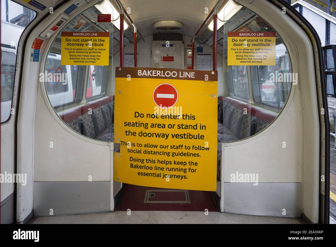 Coronavirus : directives de distance sociale pour le personnel des trains souterrains sur la ligne Bakerloo. Londres, Royaume-Uni. Banque D'Images