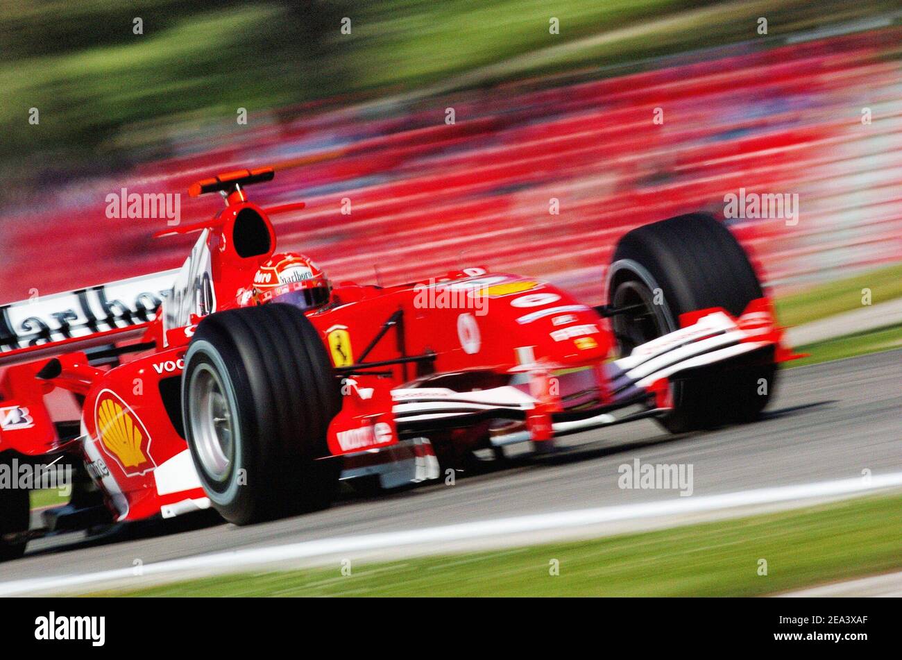 Michael Schumacher, pilote allemand de Formule 1 de Ferrari, conduit sa voiture de course sur le circuit de Formule 1 à Imola, en Italie, le 22 avril 2005. Photo de Thierry Gromik/CAMELEON/ABACA. Banque D'Images