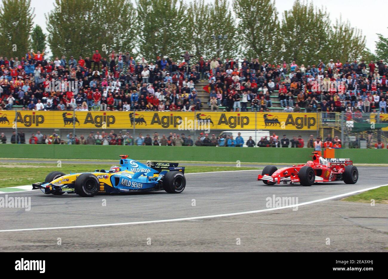 Fernando Alonso (écurie Renault), pilote espagnol de Formule 1, et Michael Shumacher (écurie Ferrari), Allemand, lors du dernier tour du Grand Prix de Saint-Marin, circuit Imola, Italie, le 24 avril 2005. Photo de Thierry Gromik/ABACA. Banque D'Images