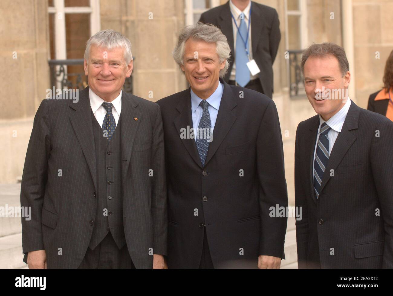 Le ministre français de l'intérieur Dominique de Villepin (c) et son homologue allemand Otto Schilly (L) et Renaud Dutreil arrivent à l'Elysée à Paris le mardi 26 avril 2005, Avant une réunion conjointe des cabinets français et allemand pour discuter de la coopération économique et de la constitution de l'Union européenne, comme les sondages montrent en grande majorité que les Français pourraient rejeter le traité. Photo de Giancarlo Gorassini/ABACA. Banque D'Images