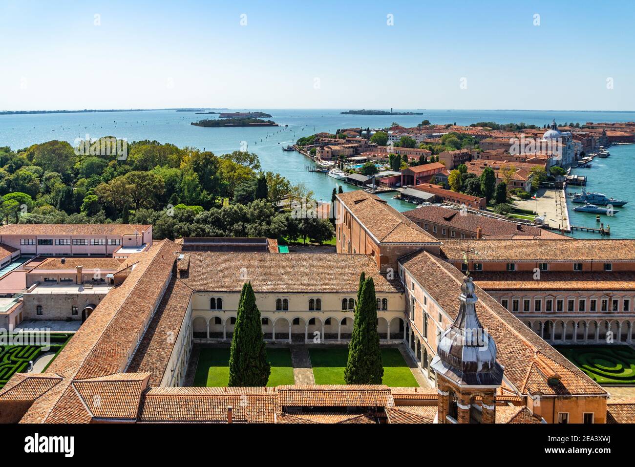 Belle vue aérienne de l'île de San Giorgio et de l'île de Giudecca depuis le clocher de la basilique de San Giorgio Maggiore, Venise, Italie Banque D'Images
