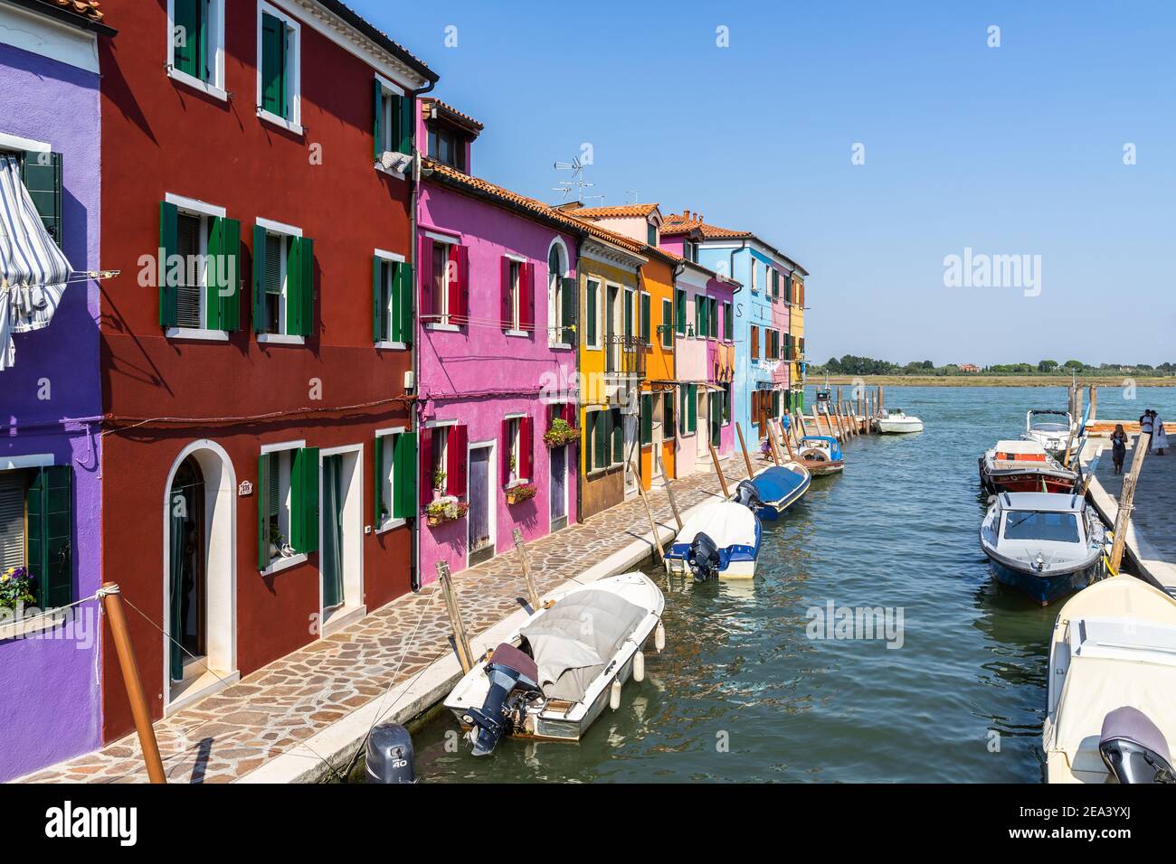 Burano, Venise, Italie, 2020 septembre – Tradition maisons colorées le long du canal Rio del Pontinello à Burano Banque D'Images