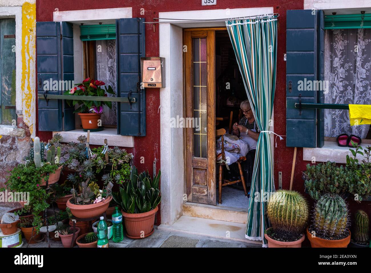 Burano, Venise, Italie, 2020 septembre – une vieille femme brodissant une dentelle dans une maison typique de Burano Banque D'Images