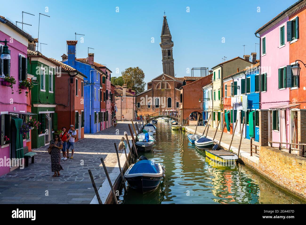 Burano, Italie, 2020 septembre – UN canal coloré à Burano avec le clocher incliné de l'église San Martino en arrière-plan Banque D'Images
