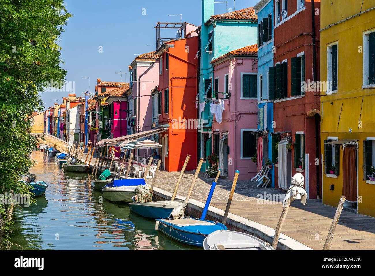 Maisons colorées et lumineuses typiques à Burano, le long d'un canal, en Italie Banque D'Images