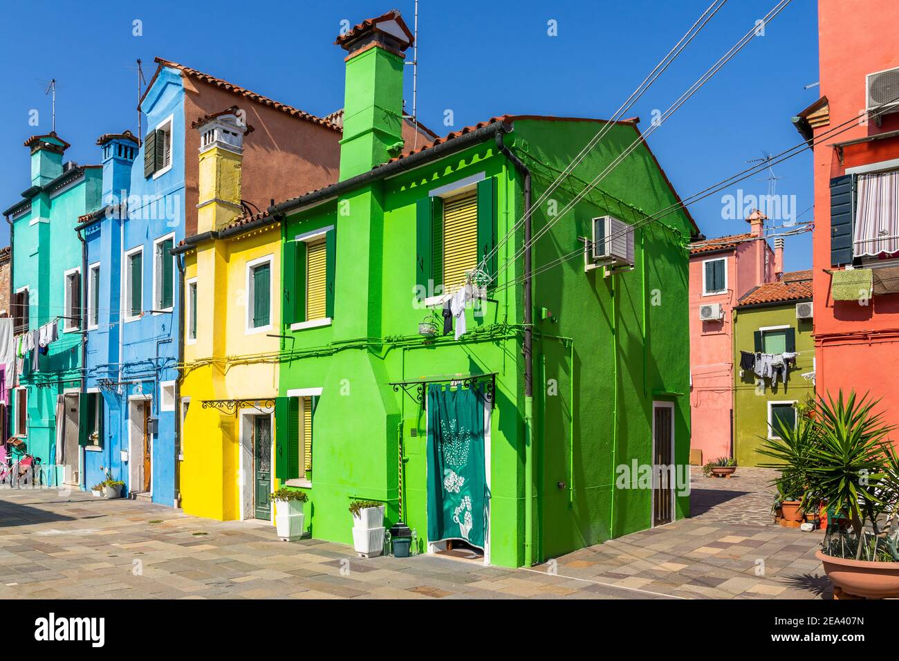Maisons colorées le long d'une rue à Burano, Italie Banque D'Images