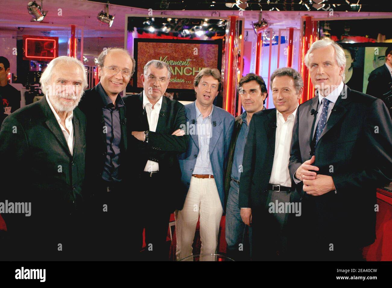 (G-D) chanteur et compositeur né en Grèce Georges Moustaki, caricaturiste belge Philippe Geluck, directeur de la libération Serge July, Irak, otages Thierry Chesnot et Georges Malbrunot, présentateur de télévision Michel Drucker et ministre français des Affaires étrangères Michel Barnier lors de l'enregistrement du talk-show de Drucker 'vivre Dimanche - otages spéciaux' au Studio Gabriel à Paris, France, le 4 mai 2005. Le spectacle sera diffusé le dimanche 7 mai. Photo de Jean-Jacques Datcary/ABACA. Banque D'Images