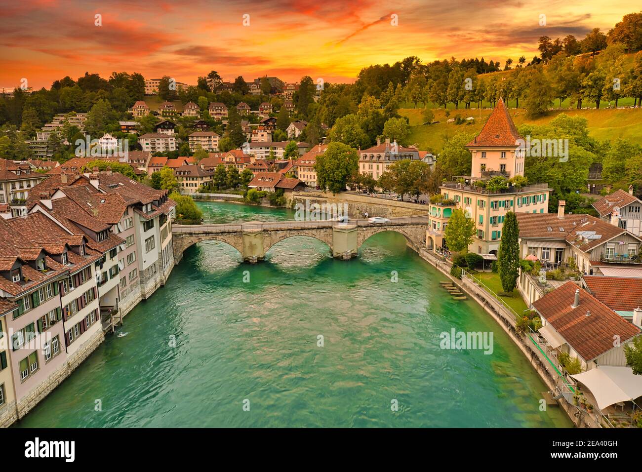 Ciel orageux avec couleurs de coucher de soleil sur la rivière Aare. Horizon de Berne, capitale de la Suisse et vue panoramique sur la vieille ville et Untertorbrucke Banque D'Images