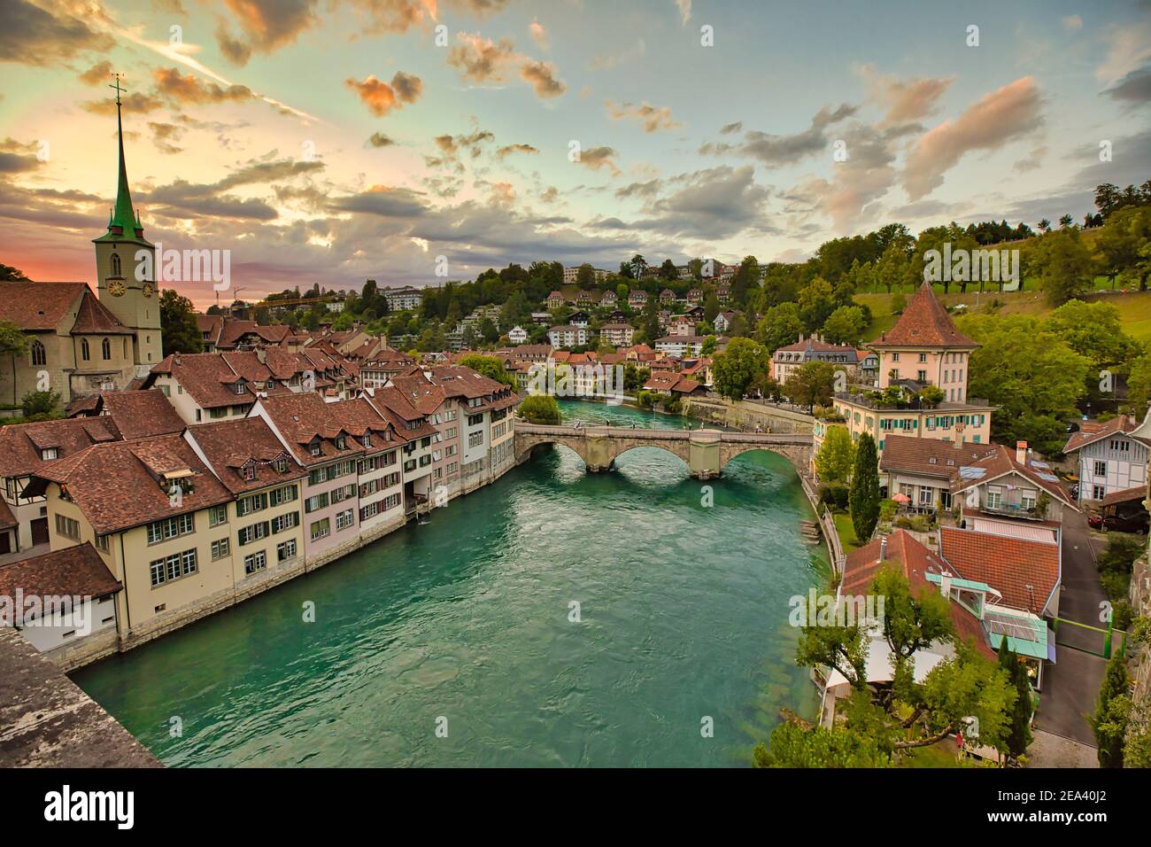 Horizon pittoresque de Berne, capitale de la Suisse et canton du même nom au coucher du soleil. Vue aérienne de la vieille ville, site classé au patrimoine mondial de l'UNESCO, Nydegg Banque D'Images