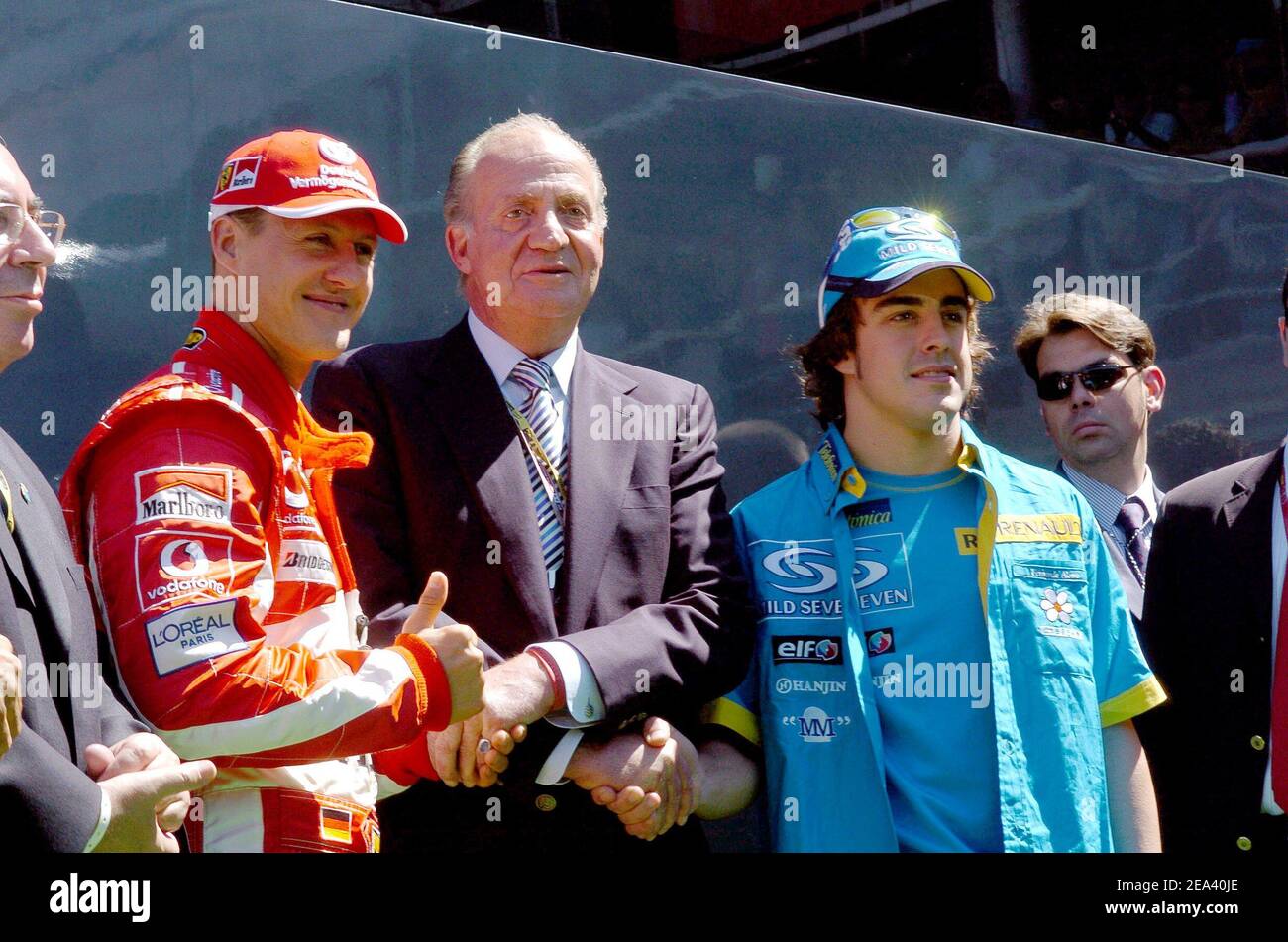 Michael Schumacher, pilote allemand de Formule 1 (écurie Ferrari) et Fernando Alonso avec le roi Juan Carlos d'Espagne pendant le G.P de Barcelone, circuit de Catalogne, le 8 mai 2005. Photo de Thierry Gromik/ABACA Banque D'Images