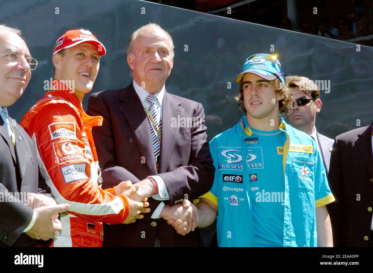 Michael Schumacher, pilote allemand de Formule 1 (écurie Ferrari) et Fernando Alonso avec le roi Juan Carlos d'Espagne pendant le G.P de Barcelone, circuit de Catalogne, le 8 mai 2005. Photo de Thierry Gromik/ABACA Banque D'Images