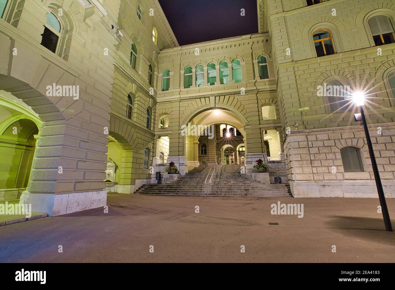 Arcades et escalier du Palais fédéral de Berne, Suisse. Le Parlement suisse construit l'horizon de nuit. Point de repère de la vieille ville historique de Berne Banque D'Images