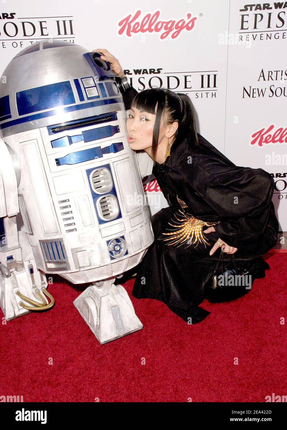 Bai Ling et R2-D2 assistent à la première de l'Episode III de 'Star Wars : Revenge of the Sith' au profit des artistes pour une association caritative de la Nouvelle Afrique du Sud qui s'est tenue au Mann Village Theatre de Westwood, en Californie, le 12 mai 2005. Photo par Amanda Parks/ABACA. Banque D'Images