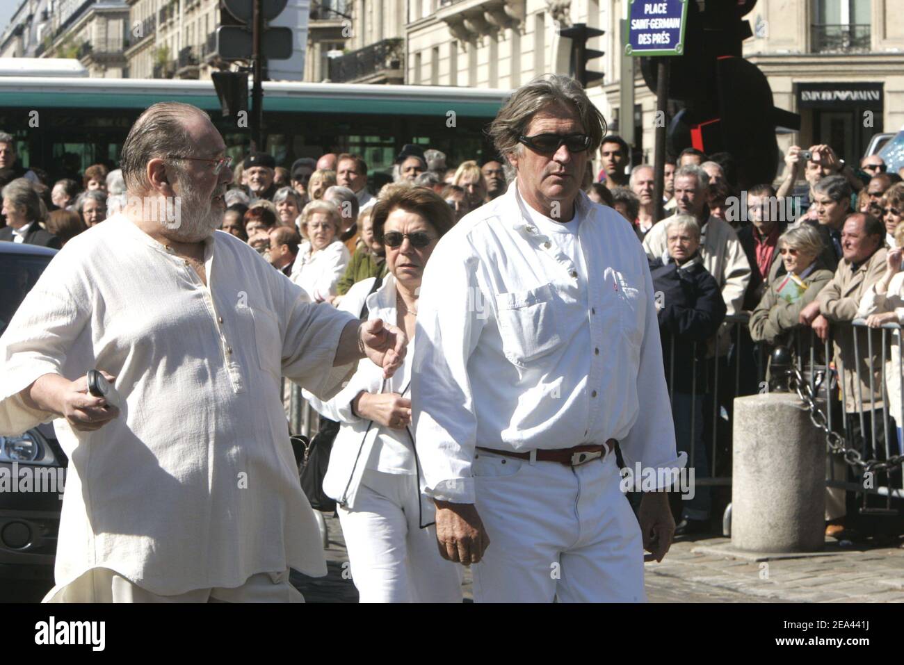 Le chanteur français Carlos (L) et le skipper Olivier de Kersauson arrivent à l'église St-Germain-des-Prés à Paris, en France, le 18 mai 2005, pour une messe en hommage au célèbre producteur de musique français Eddie Barclay, décédé vendredi dernier à l'âge de 84 ans. Photo par Gorassini-Mousse/ABACA Banque D'Images