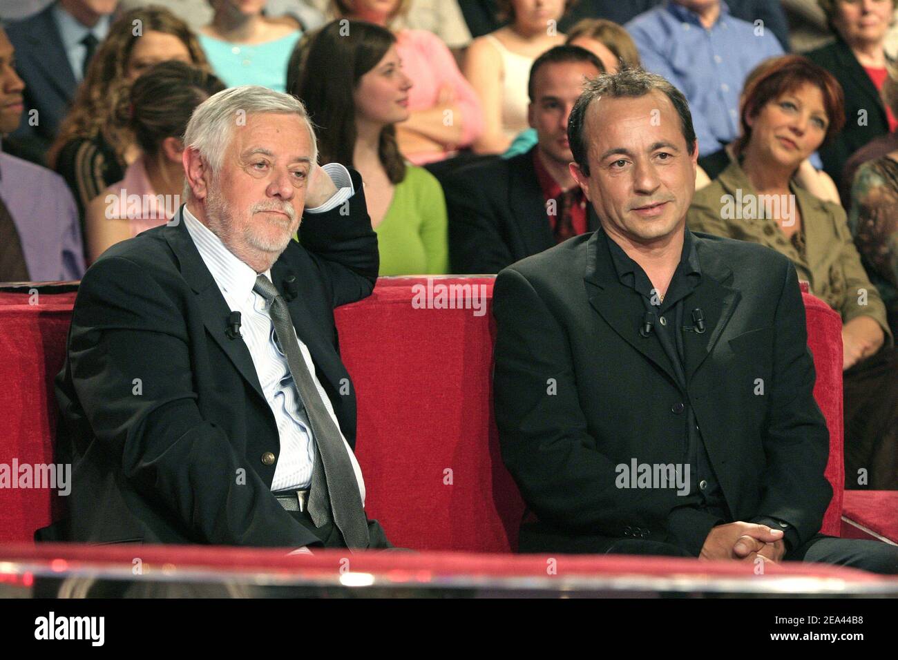 Yves Coppens (L), Professeur au Collège de France et paléontologue reconnu, et réalisateur Jacques Malaterre lors de la réalisation du talk show de Michel Drucker 'vivre Dimanche' au Studio Gabriel à Paris, France, le 18 mai 2005. Le spectacle est dédié à Yves Coppens et sera diffusé le dimanche 22 mai 2005. Photo de Jean-Jacques Datcary/ABACA Banque D'Images