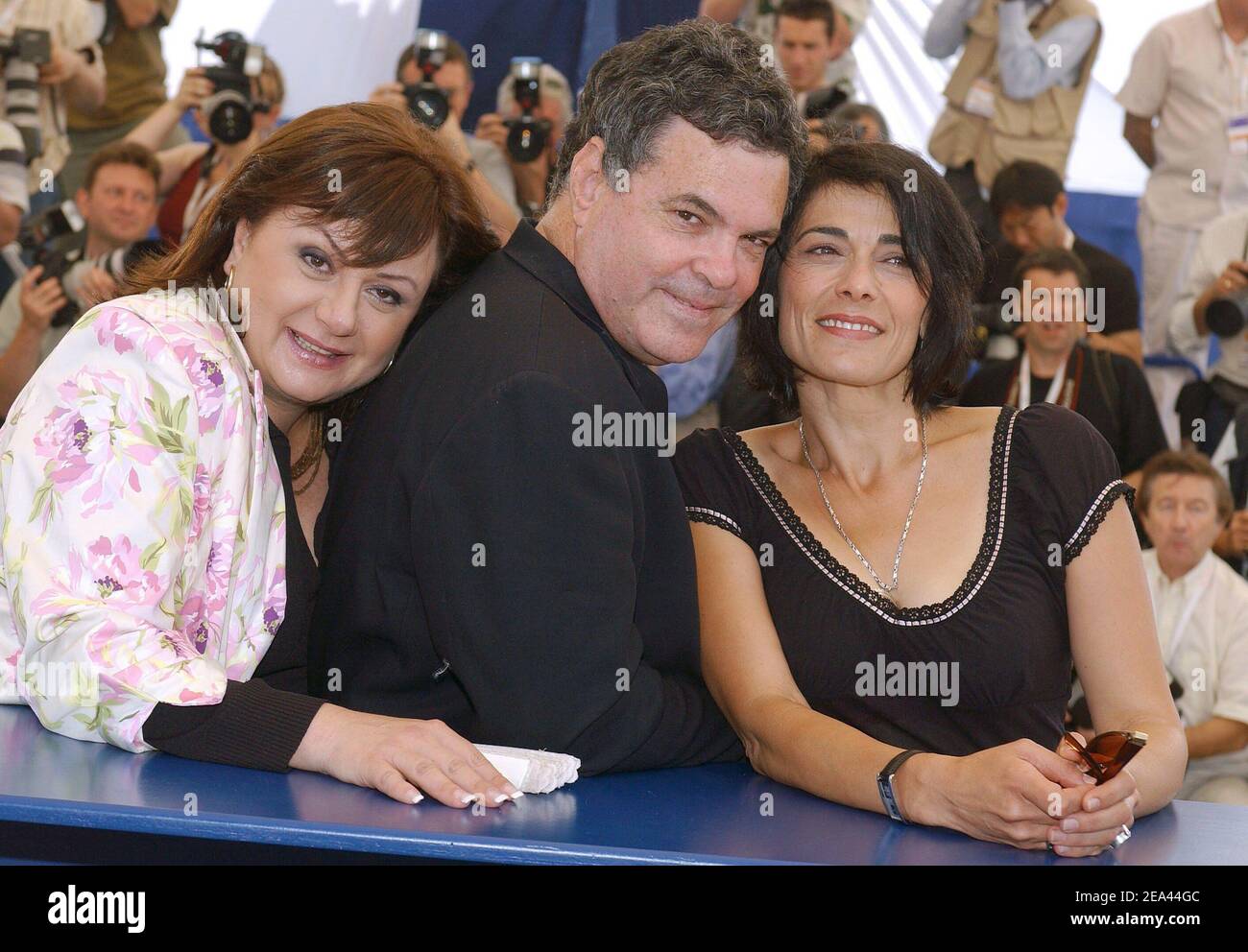 L'actrice israélienne Hanna Laslo, le réalisateur Amos Gitai et l'actrice Hiam Abbass posent lors d'une séance photo pour le film de Gitai 'Free zone' en compétition au 58e Festival International du film de Cannes, à Cannes, en France, le 19 mai 2005. Photo de Hahn-Klein-Nebinger/ABACA Banque D'Images