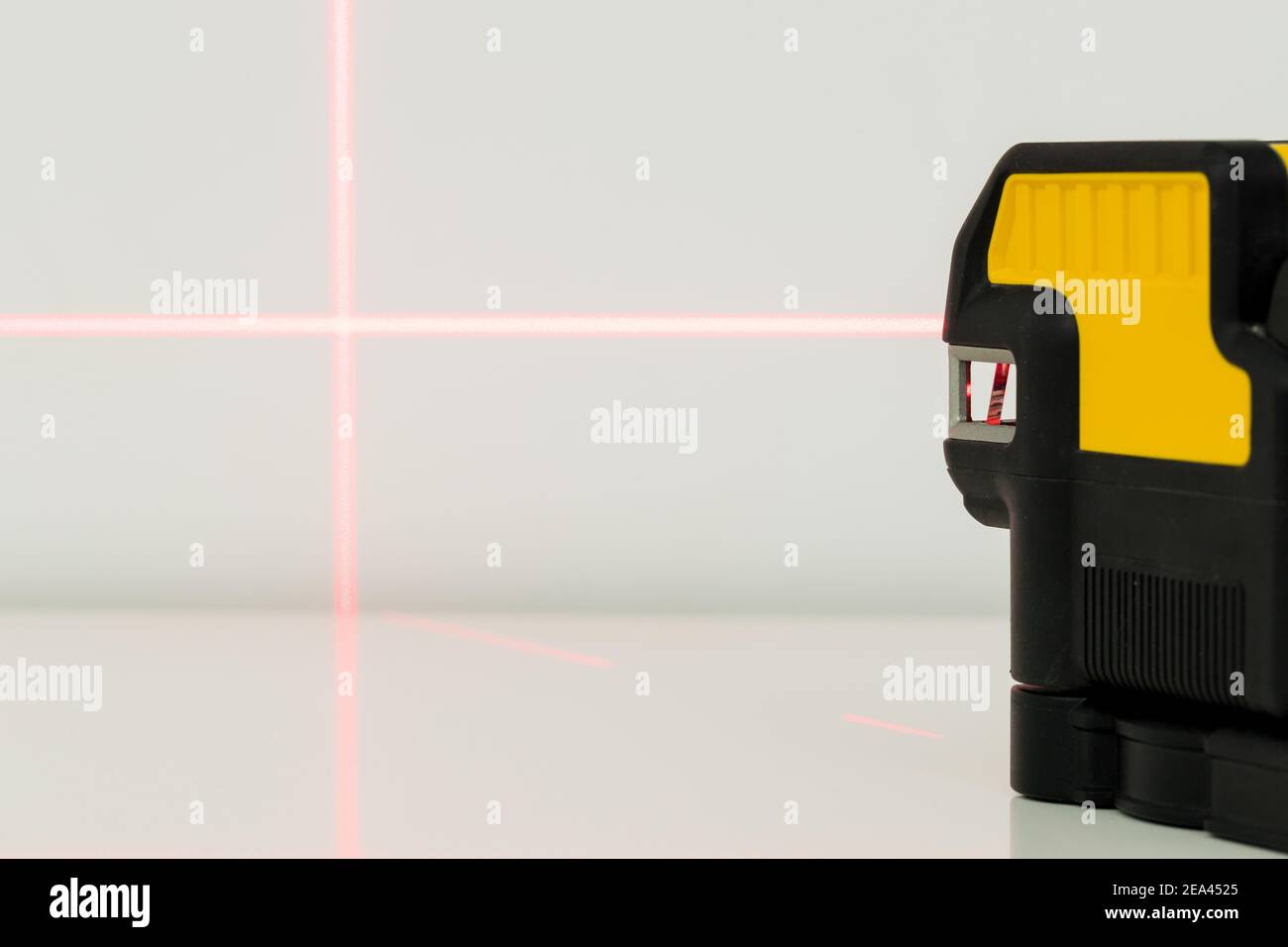 Laser électronique pointant des lignes droites. Vérification des angles et des points de réglage lors de la prise de mesures Banque D'Images