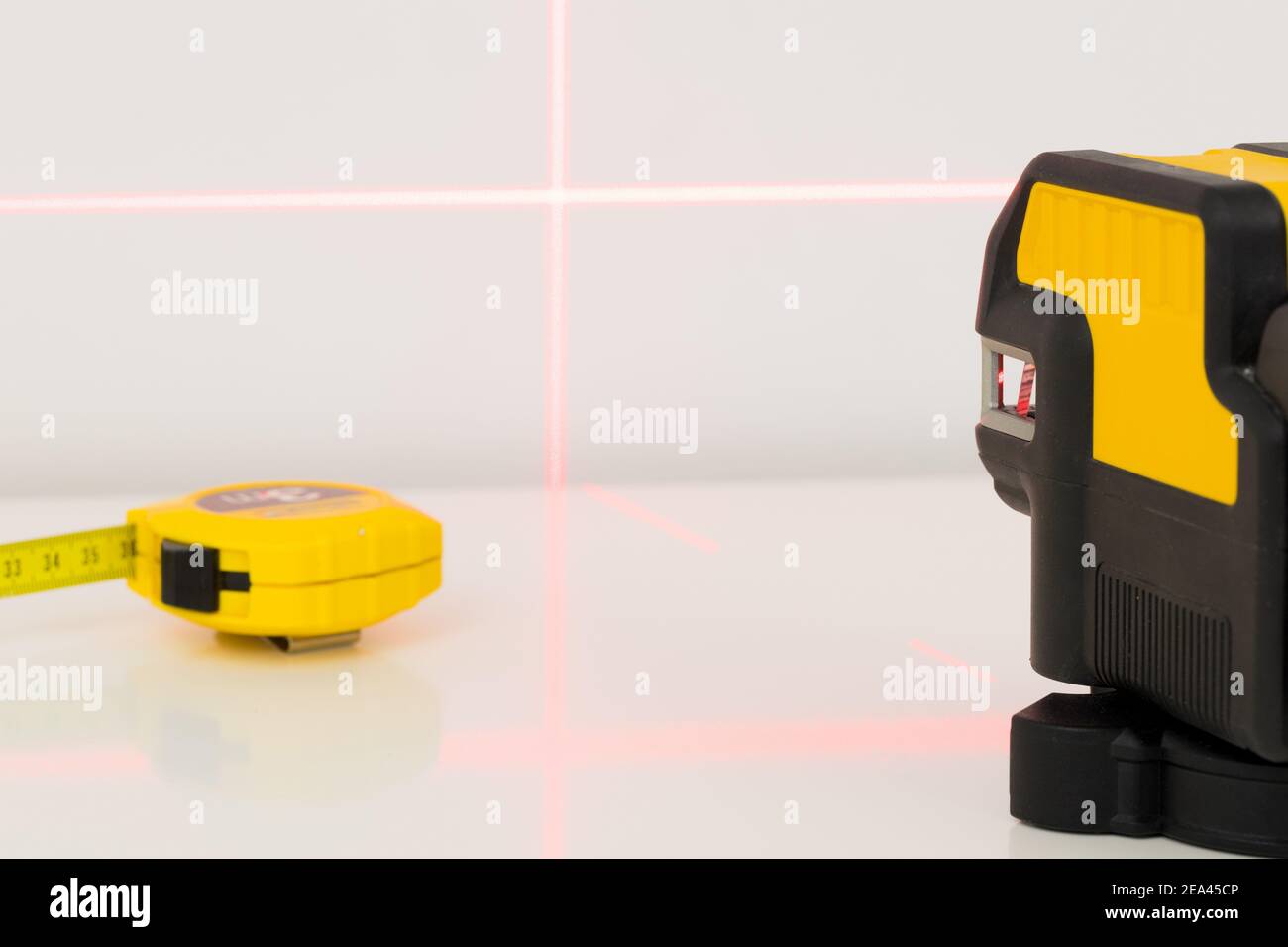 lignes sur le mur marquées par un laser électronique utilisé déterminer les angles pendant les mesures de construction et les travaux de finition intérieure Banque D'Images