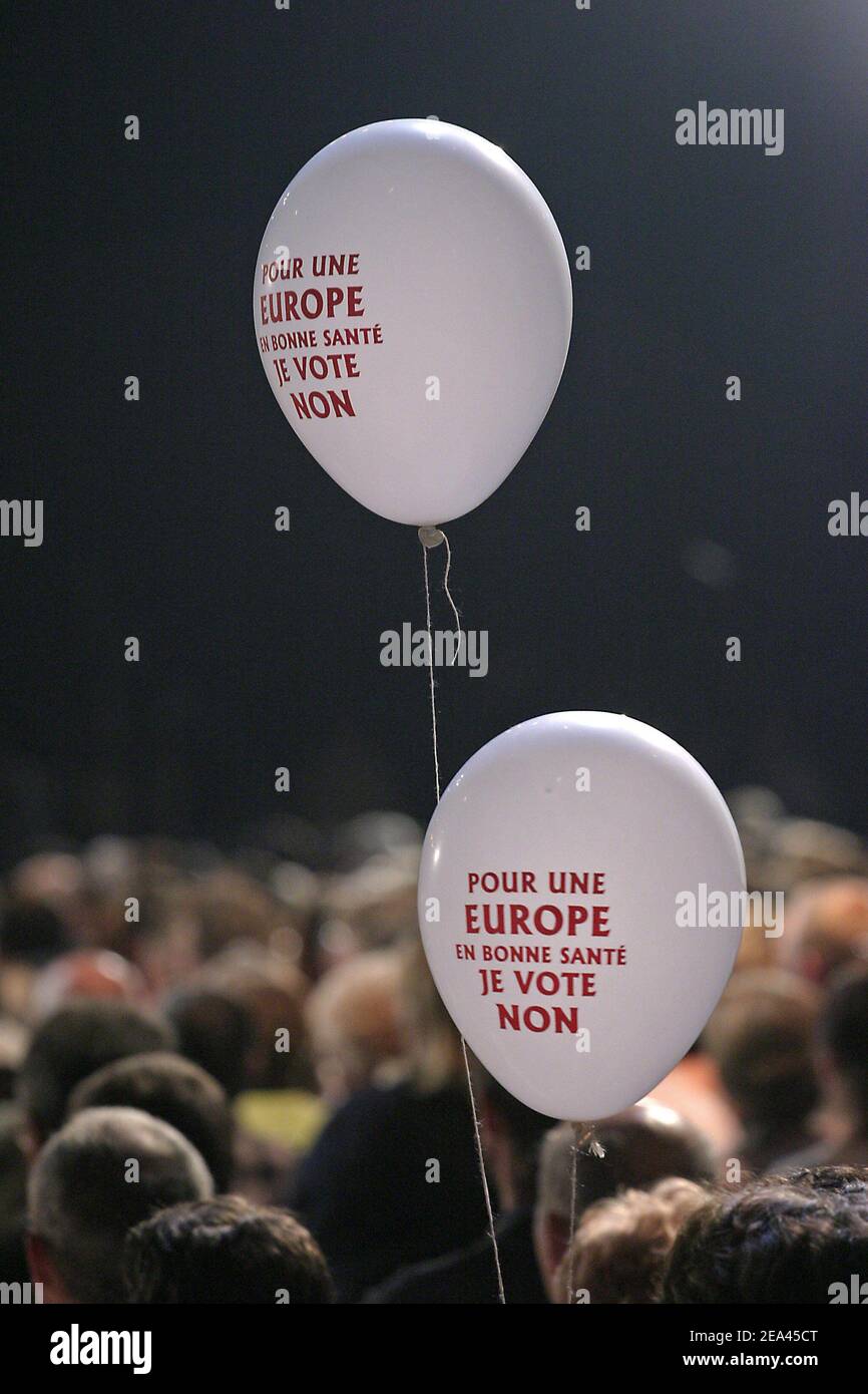 Ambiances de la grande réunion pour le vote du non pour le prochain référendum sur la constitution européenne, tenue par les communistes, les socialistes et les dirigeants syndicalistes à Montpellier, le 20 mai 2005. Photo de Gerald Holubowicz/ABACA. Banque D'Images