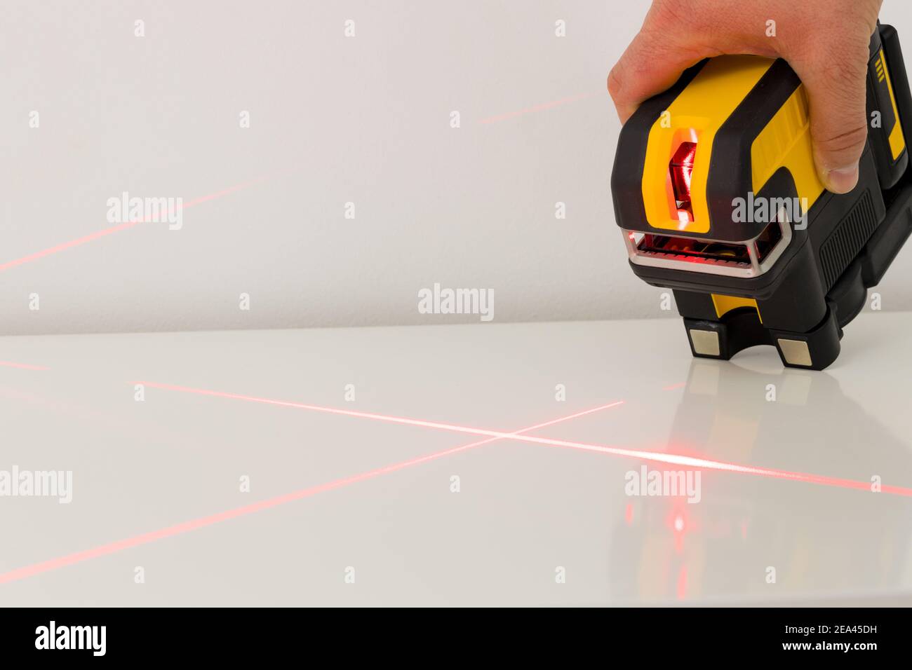 Laser électronique pointant des lignes droites. Vérification des angles et des points de réglage lors de la prise de mesures Banque D'Images