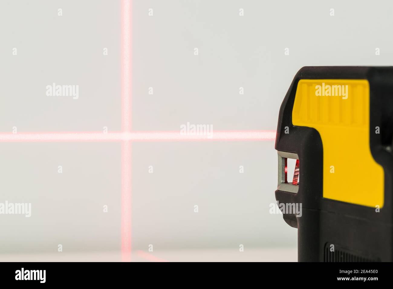 Laser électronique pointant des lignes droites. Vérification des angles et des points de réglage lors de la prise de mesures Banque D'Images