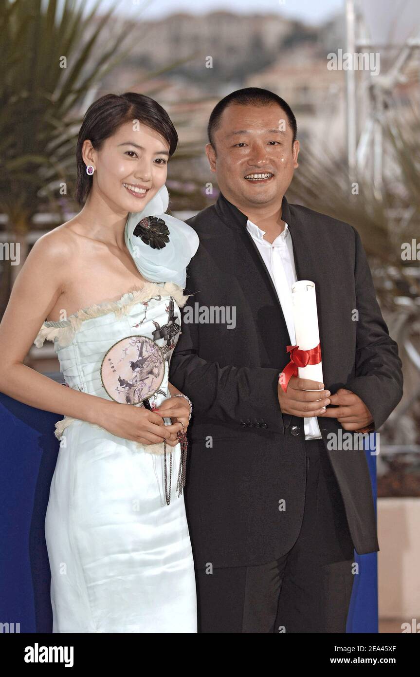 Le réalisateur Wang Xiaoshuai pose avec l'actrice Yuanyuan Gao après avoir remporté le prix du jury pour son film 'Shanghi Dreams', lors du 58e Festival International du film de Cannes, le 21 mai 2005, à Cannes, en France, le photocall des 'es laureats' au Palais. Banque D'Images