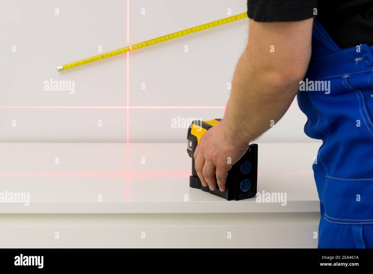 lignes sur le mur marquées par un laser électronique utilisé déterminer les angles pendant les mesures de construction et les travaux de finition intérieure Banque D'Images