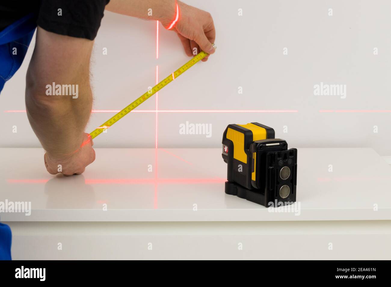 lignes sur le mur marquées par un laser électronique utilisé déterminer les angles pendant les mesures de construction et les travaux de finition intérieure Banque D'Images