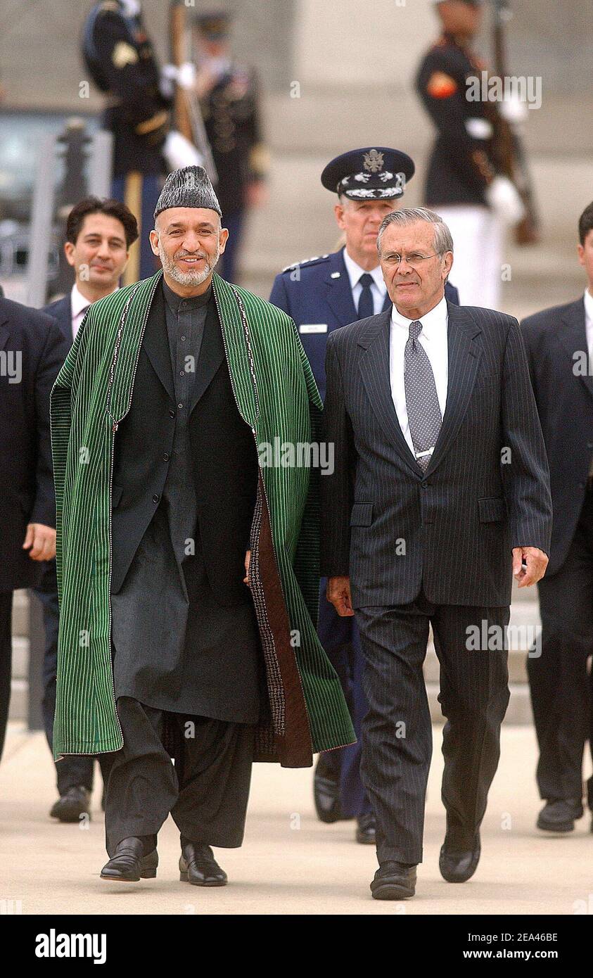 Le secrétaire américain à la Défense, Donald H. Rumsfeld, organise une cérémonie d'honneur pour accueillir le président afghan Hamid Karzaï au Pentagone à Washington, aux États-Unis, le 23 2005 mai. Photo par Olivier Douliery/ABACA Banque D'Images