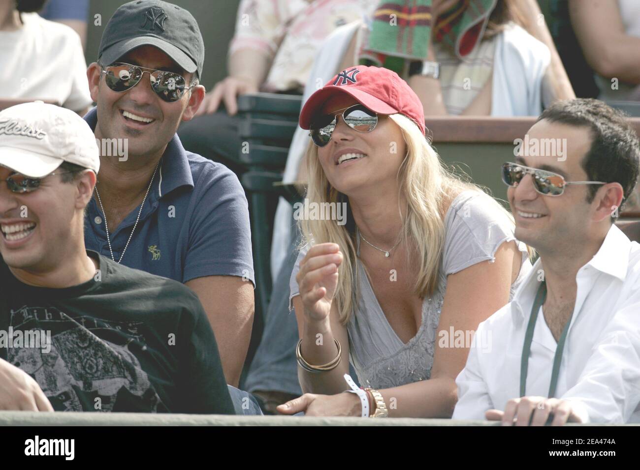 La présentatrice française Sophie Fier participe au match entre les joueurs français Amélie Mauresmo et Alize Cornet au deuxième tour de l'Open de France au stade Roland Garros à Paris, en France, le 26 mai 2005. Photo de Gorassini-Zabulon/ABACA. Banque D'Images