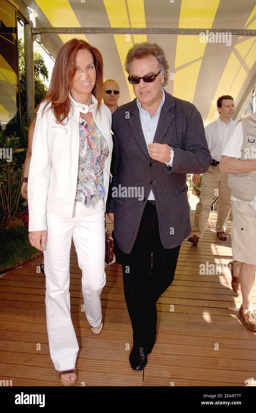 L'homme d'affaires français Alain Afflelou et son épouse Rosalie ont été  photographiés au Roland Garros 'VIP Village' lors de l'ouverture du tennis  français 2005 à Roland-Garros à Paris, en France, le 27