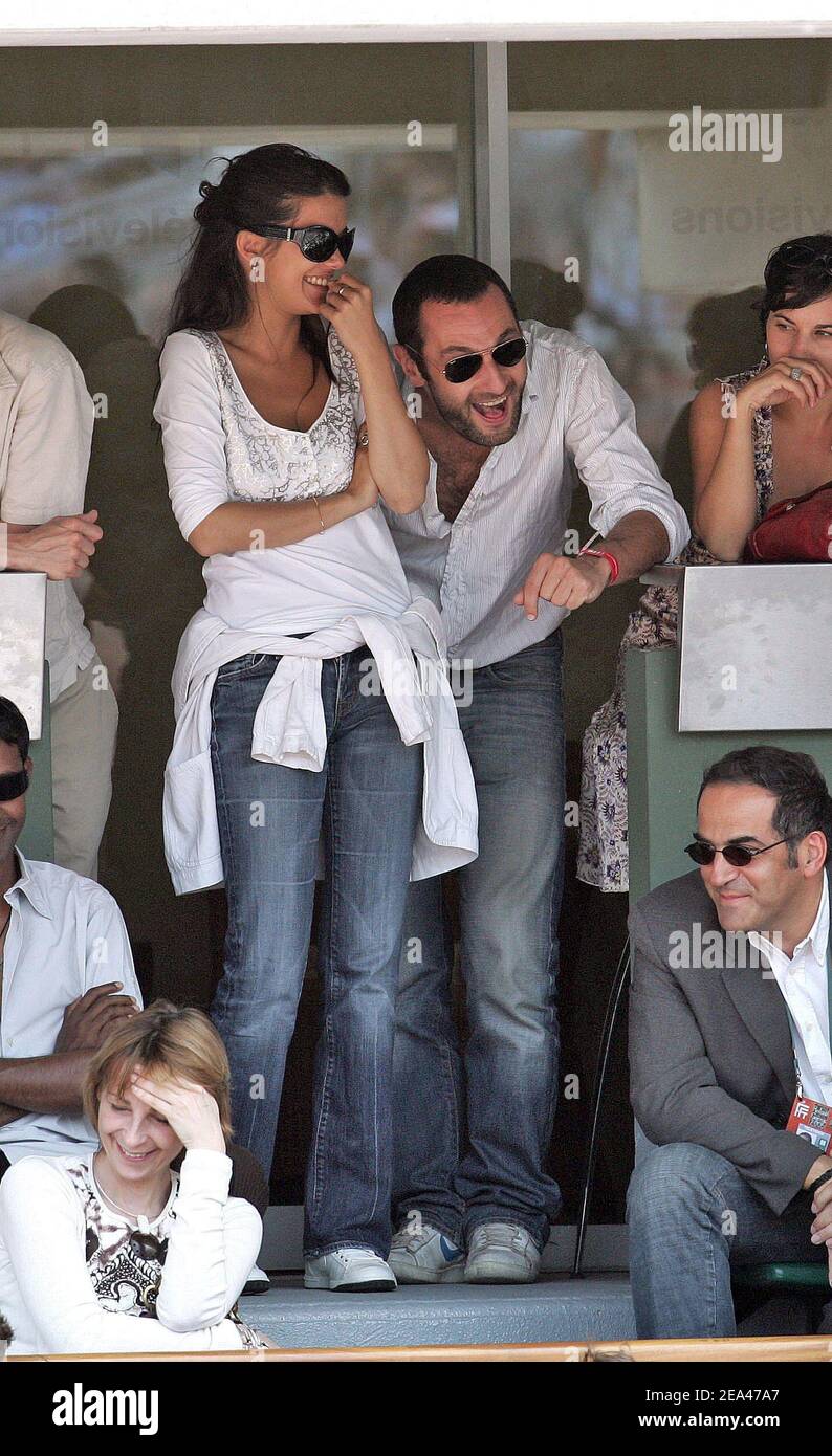 L'actrice française Melanie Doutey et son petit ami regardent le match entre Safin et Ferrero lors de la troisième manche de l'Open de France au stade Roland Garros à Paris, France, le 28 mai 2005. Photo de Gorassini-Zabulon/ABACA. Banque D'Images